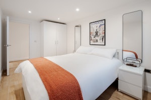 London Locale image 9