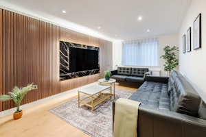 London Locale image 1