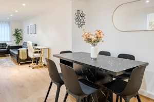London Locale image 7