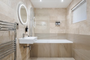 London Locale image 6