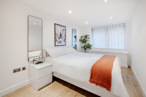 London Locale image 5