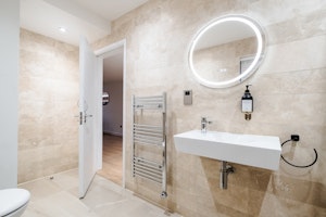 London Locale image 3
