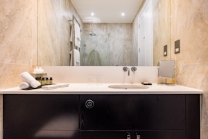 The Mayfair Suite II image 12