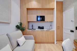 Parisian Rest image 9