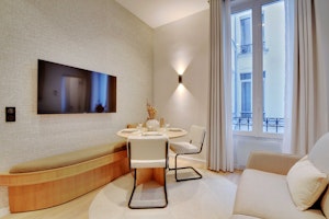 Parisian Rest image 7