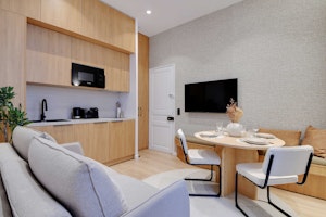 Parisian Rest image 3