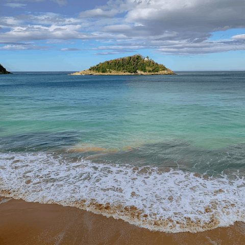 Visit the stunning beaches of San Sebastián, with warm water ideal for swimming and water sports