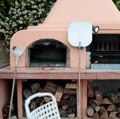 Practice your pizza-making skills in the dual barbecue and pizza oven 