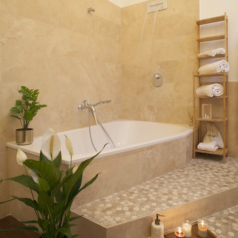 Take your vacation relaxation to the next level – the Roman bath is just dreamy