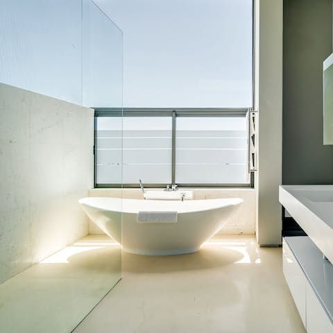 Relax after a day of sightseeing in the semi-outdoor bathtub