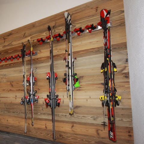 Store your skis and use the building's handy ski boot dryer 