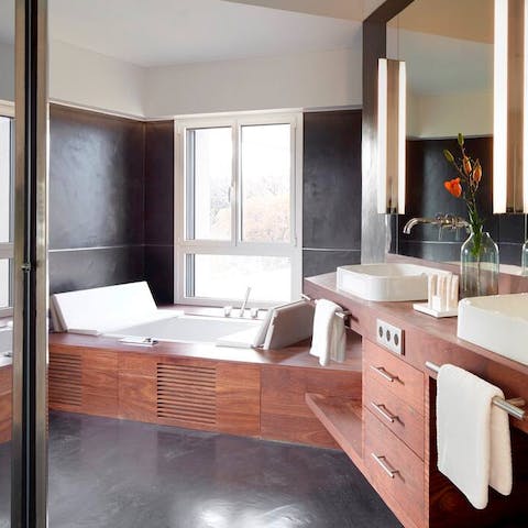 Take a soak in the master bedroom’s jacuzzi