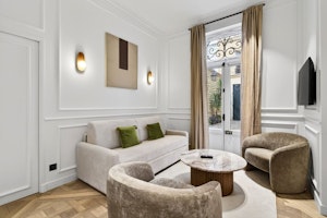 Parisian Courtyard Home image 13