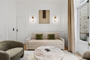 Parisian Courtyard Home image 9