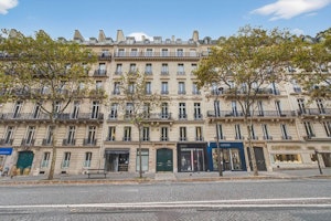 Parisian Courtyard Home image 5