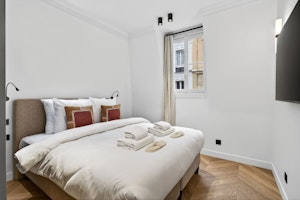 Parisian Courtyard Home image 4