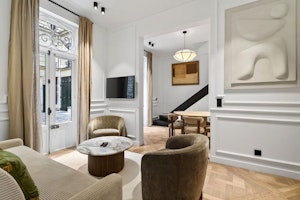 Parisian Courtyard Home image 2