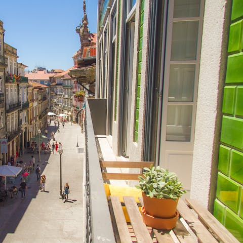 Enjoy a sunny alfresco breakfast on the balcony while taking in colourful street views