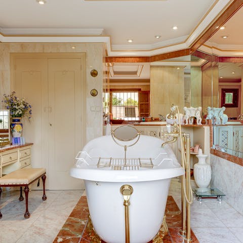 Pamper yourself with a luxurious bath in your en-suite free standing bath tub