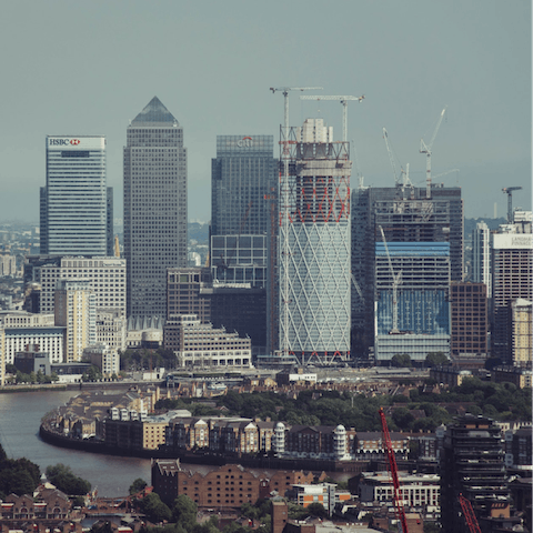 Live it up large, just twenty minutes from London's financial district – Canary Wharf