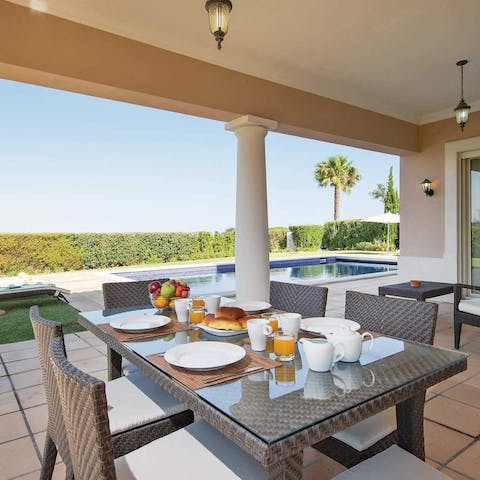 Have breakfast at the dining table in the warm Portuguese weather 