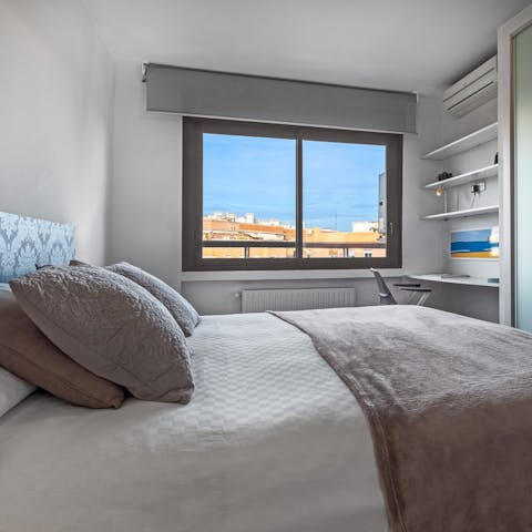 Wake up in the comfortable bedroom feeling rested and ready for another day of sightseeing
