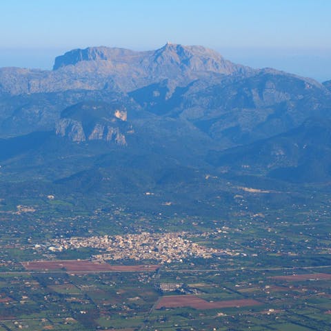 Experience life in the centre of Mallorca and the beauty of the nearby mountains