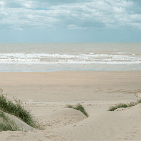 Walk or drive to the nearby pebbly beaches of Winchelsea and Rye Harbour, or to the sandy expanse of Camber 