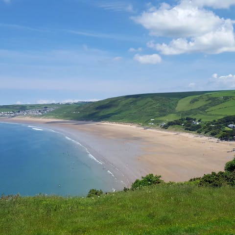 Explore the beautiful beaches of Devon – Cryode Beach is less than ten minutes away by car