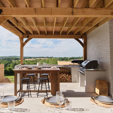 Enjoy alfresco feasts with the aid of the barbecue and pizza oven