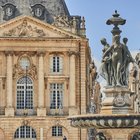 Explore the majestic city of Bordeaux from this desirable location