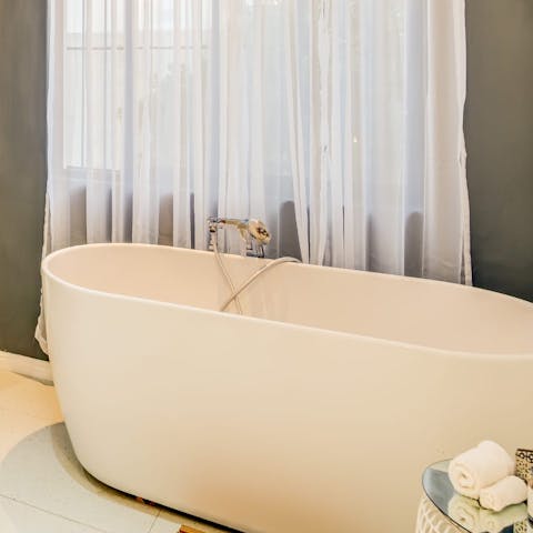 End your evenings with a relaxing bubble bath in the free-standing tub