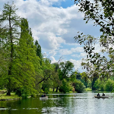 Head over to Bois de Boulogne for a refreshing morning stroll
