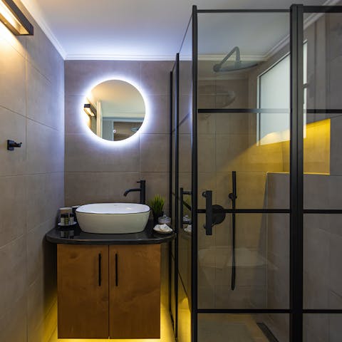 Get ready for an evening out in Gazi in the stylish bathroom