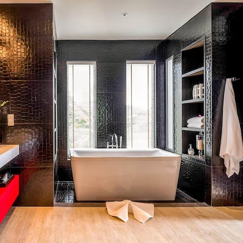 Take some time to relax after a day of adventure in the luxurious bathtub