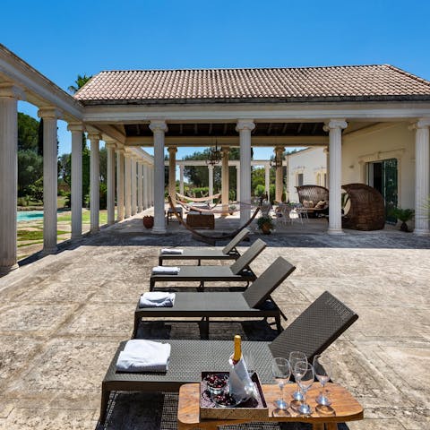 Sunbathe with your loved ones between the Hellenistic columns of this palatial villa