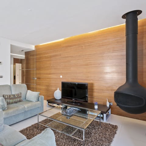 Light up the striking, modern fireplace and curl up with a glass of douro