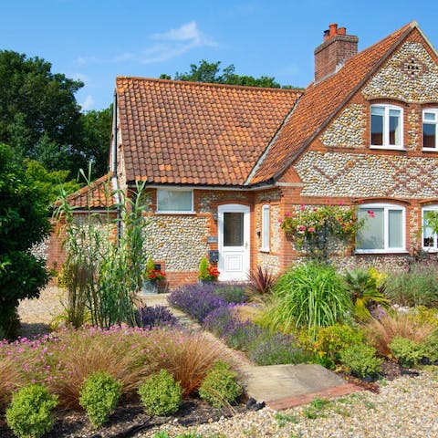 Admire the period features of this traditional, flint cottage
