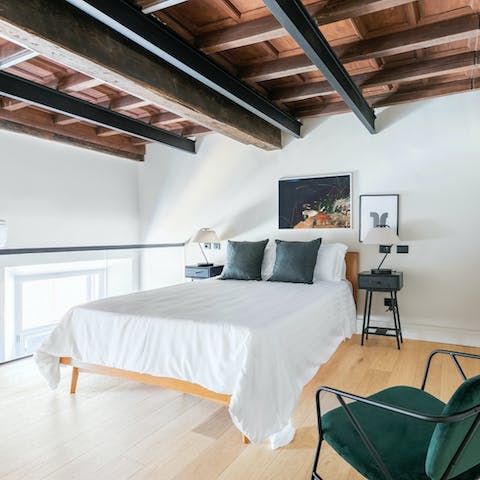 Fall asleep beneath the beams in the mezzanine bedroom