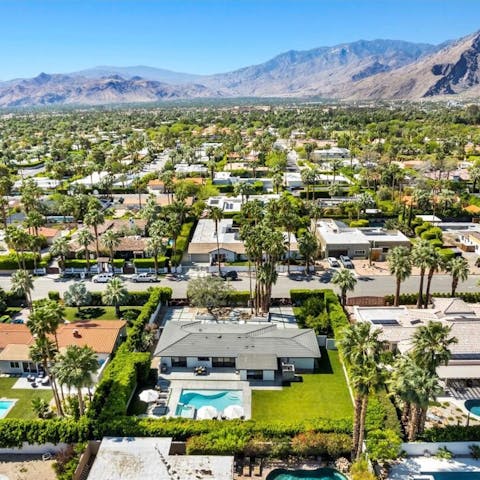 Stay in the peaceful neighbourhood of El Mirador, a short drive from central Palm Springs