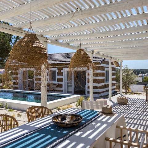 Serve up mouthwatering homemade meals in the shade of the poolside pergola