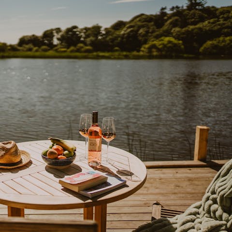 Make every evening rose o'clock on the private dock