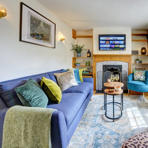 Relax in the living area after a day of discovering Warwick's centre – a ten-minute stroll away