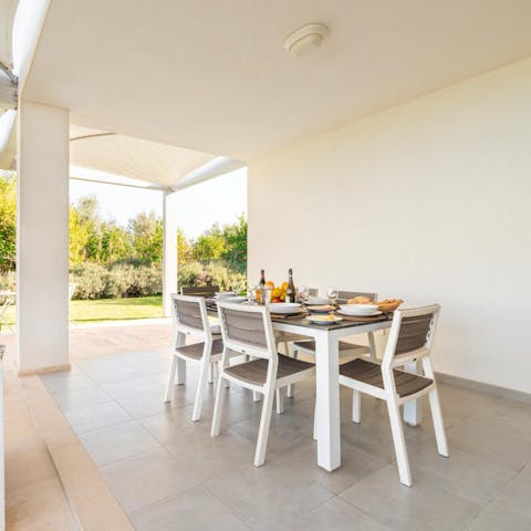 Stay out in the gorgeous heat with the alfresco dining area