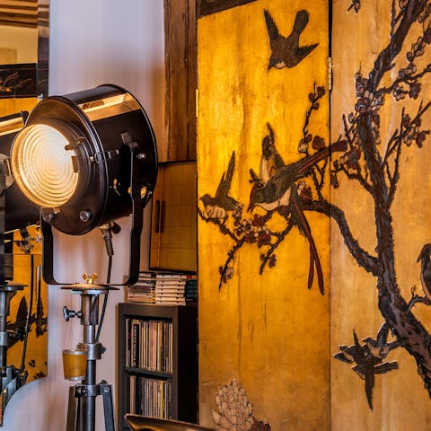 Admire the antique Chinese screen and movie light from the 50s