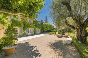 Poolside in Mougins image 10