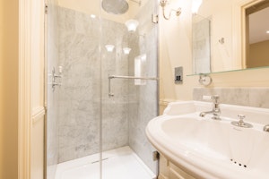 Barnes Belle image 10