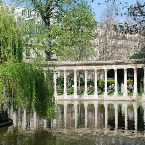 Begin your day with a refreshing walk through Parque Monceau 