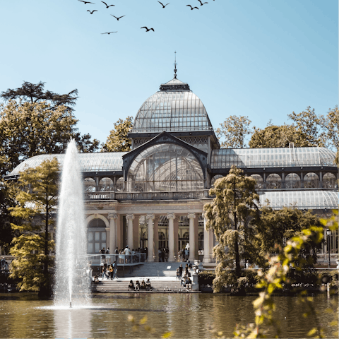 Take the easily accessible public transport to El Retiro Park