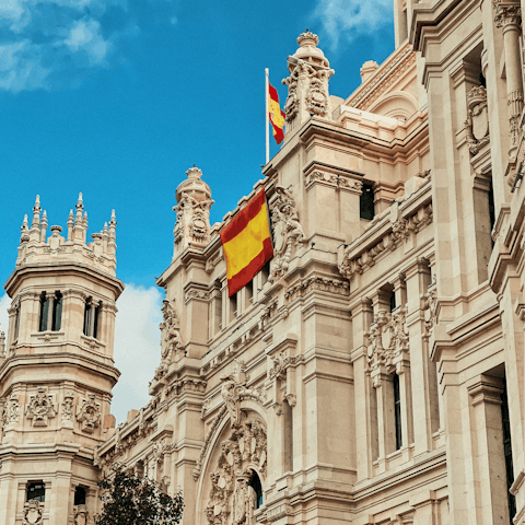 Catch the number 45 bus to the Jerónimos Monastery